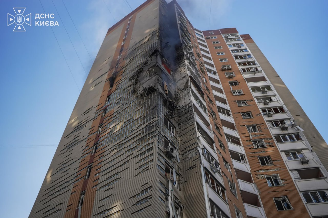 Російський дрон вдарив у Києві, пожежу ліквідовано