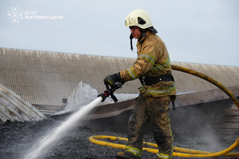 Вчерговий удар по Житомирщині: пожежа на підприємстві