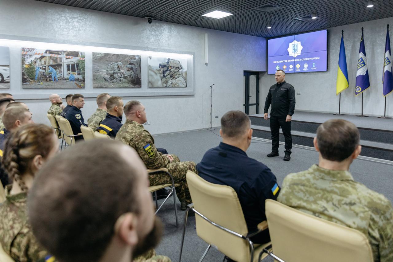 Вручив нагороди захисникам МВС на фронті