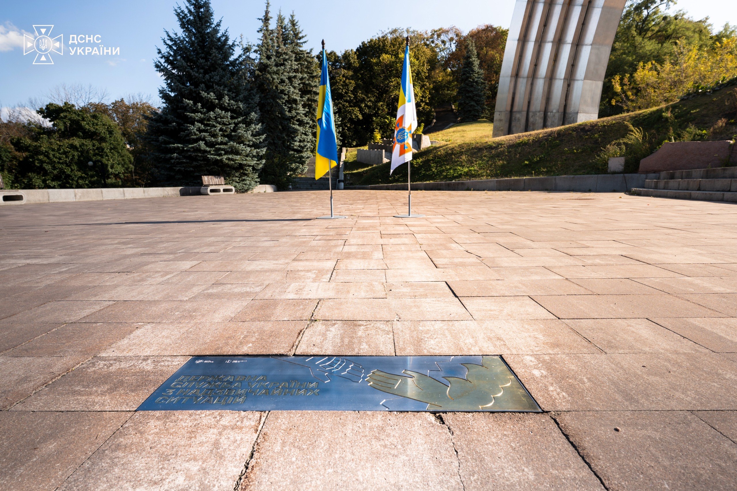 Рука допомоги: у Києві відкрили знак ДСНС
