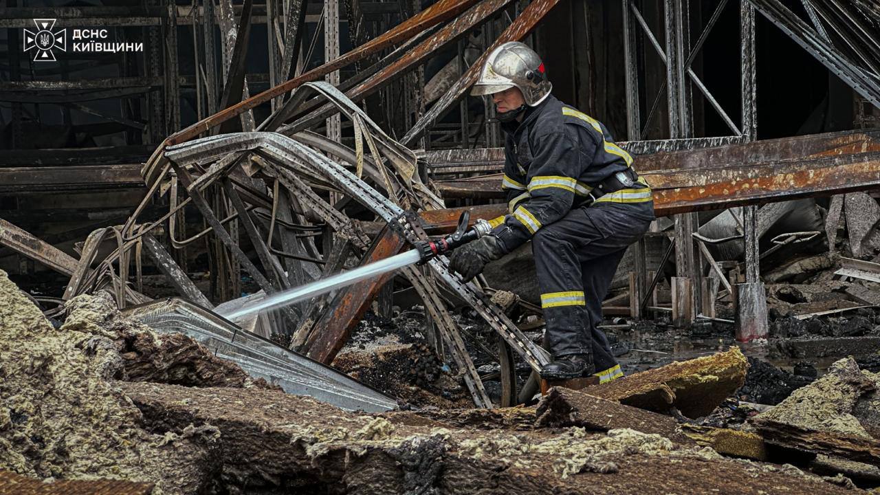 Рятувальники ліквідують наслідки ударів на Київщині