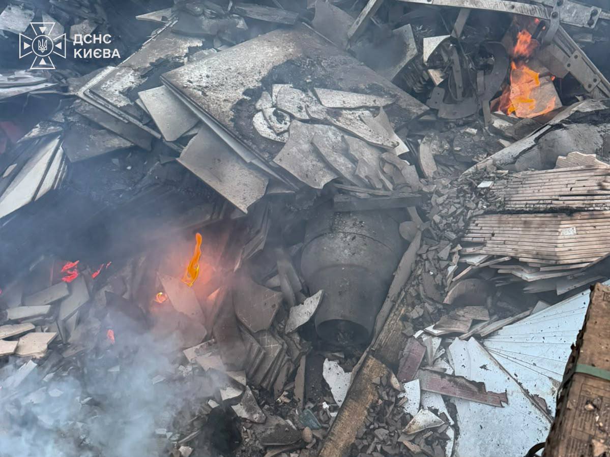 У Голосіївському районі ліквідували пожежу після обстрілу