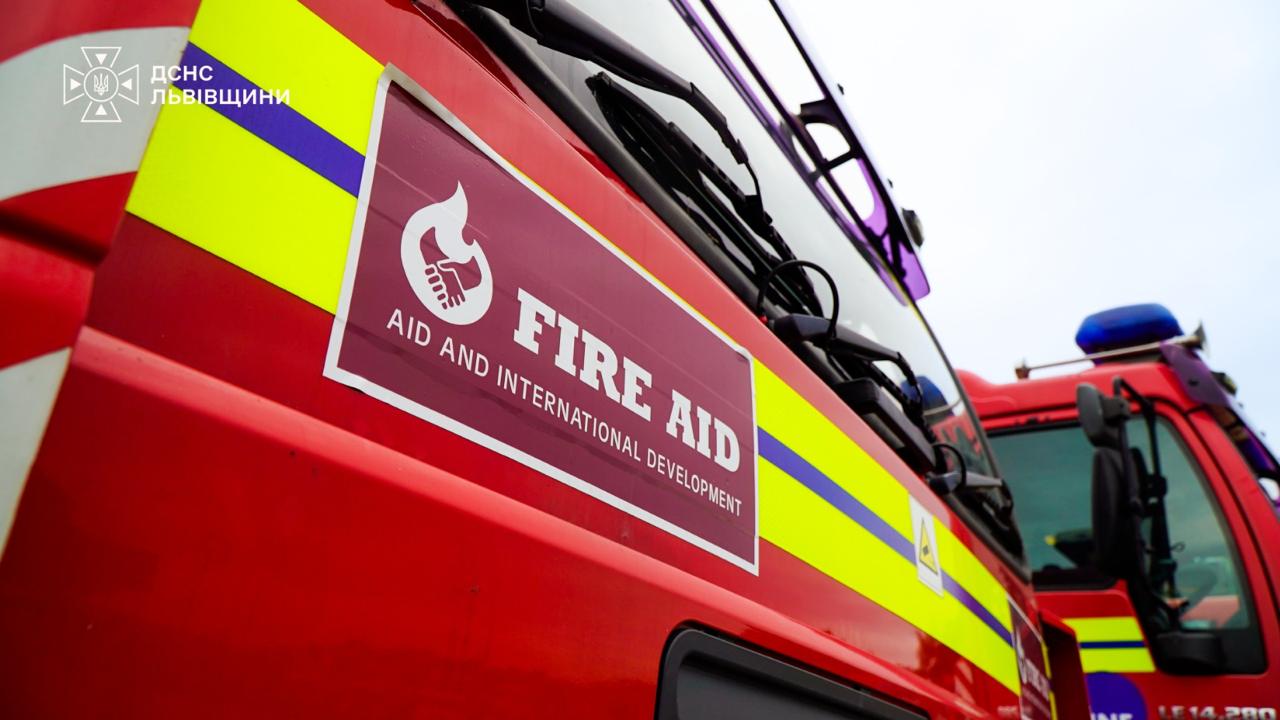 Українські рятувальники отримали 21 пожежний автомобіль від Fire Aid