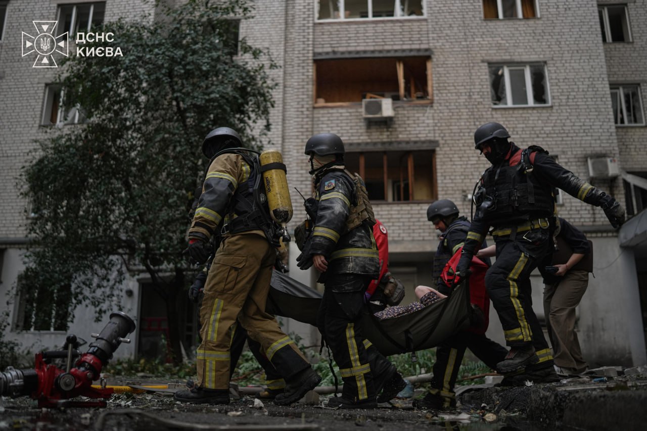 Дрон атакував житлову багатоповерхівку в Києві