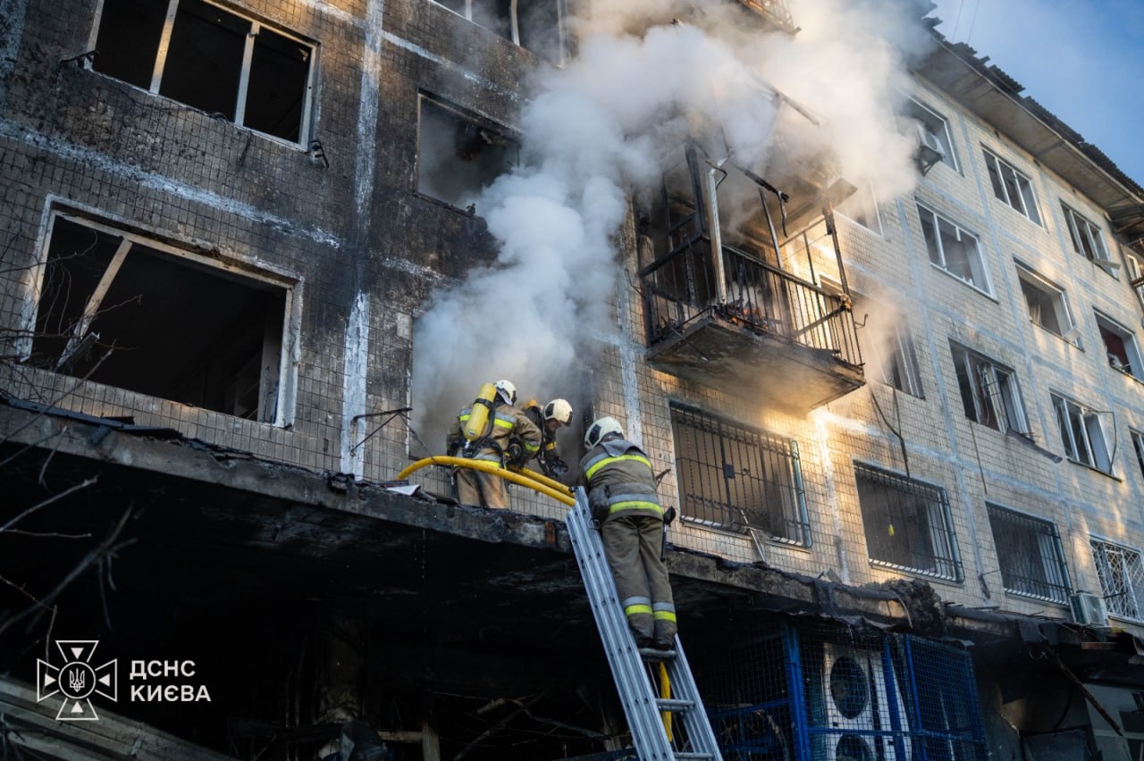 Київ: пожежі після атак у районах
