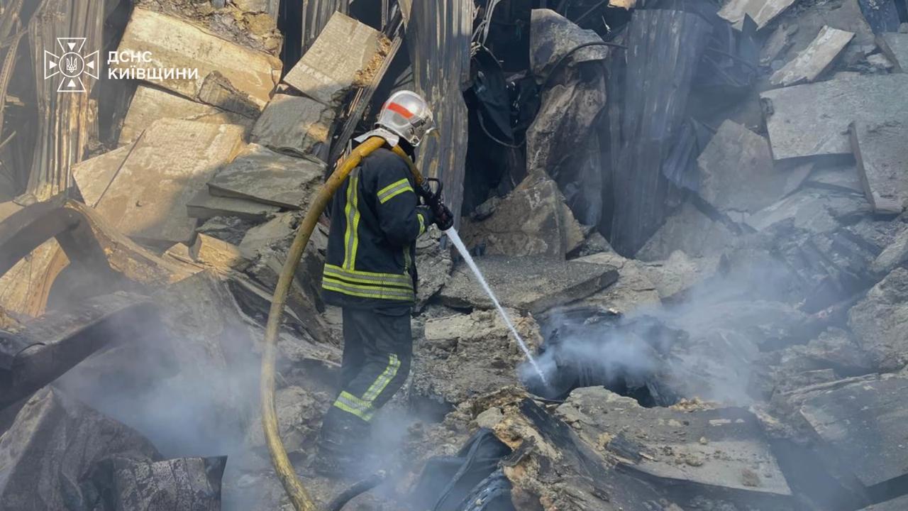 На Броварщині ліквідували пожежу на складському об’єкті