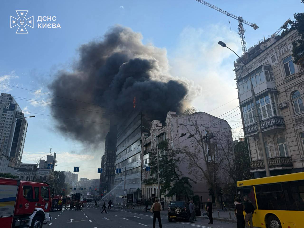 Удар по Академії наук у Києві: екстрені служби