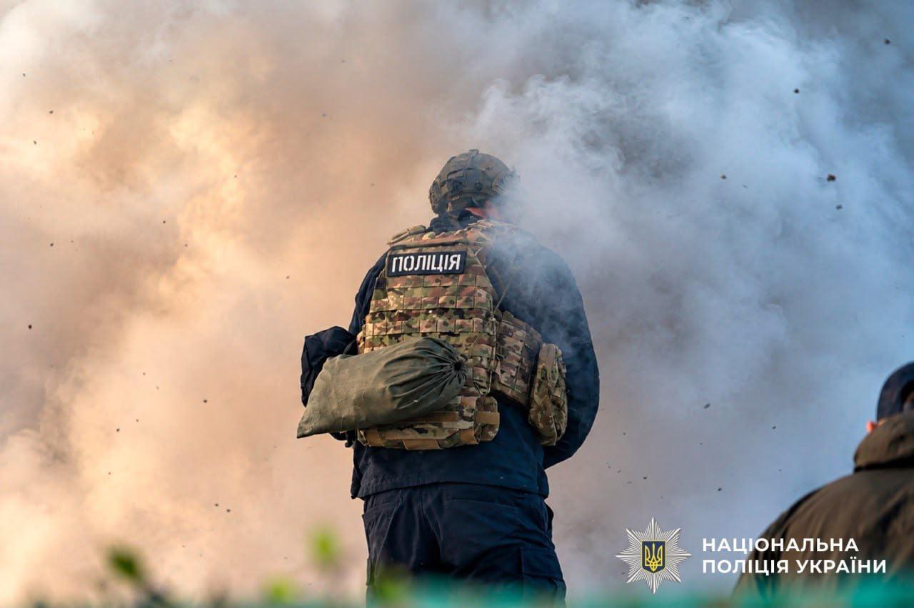 Атаки ракет і дронів: пожежі та рятувальні роботи у Києві