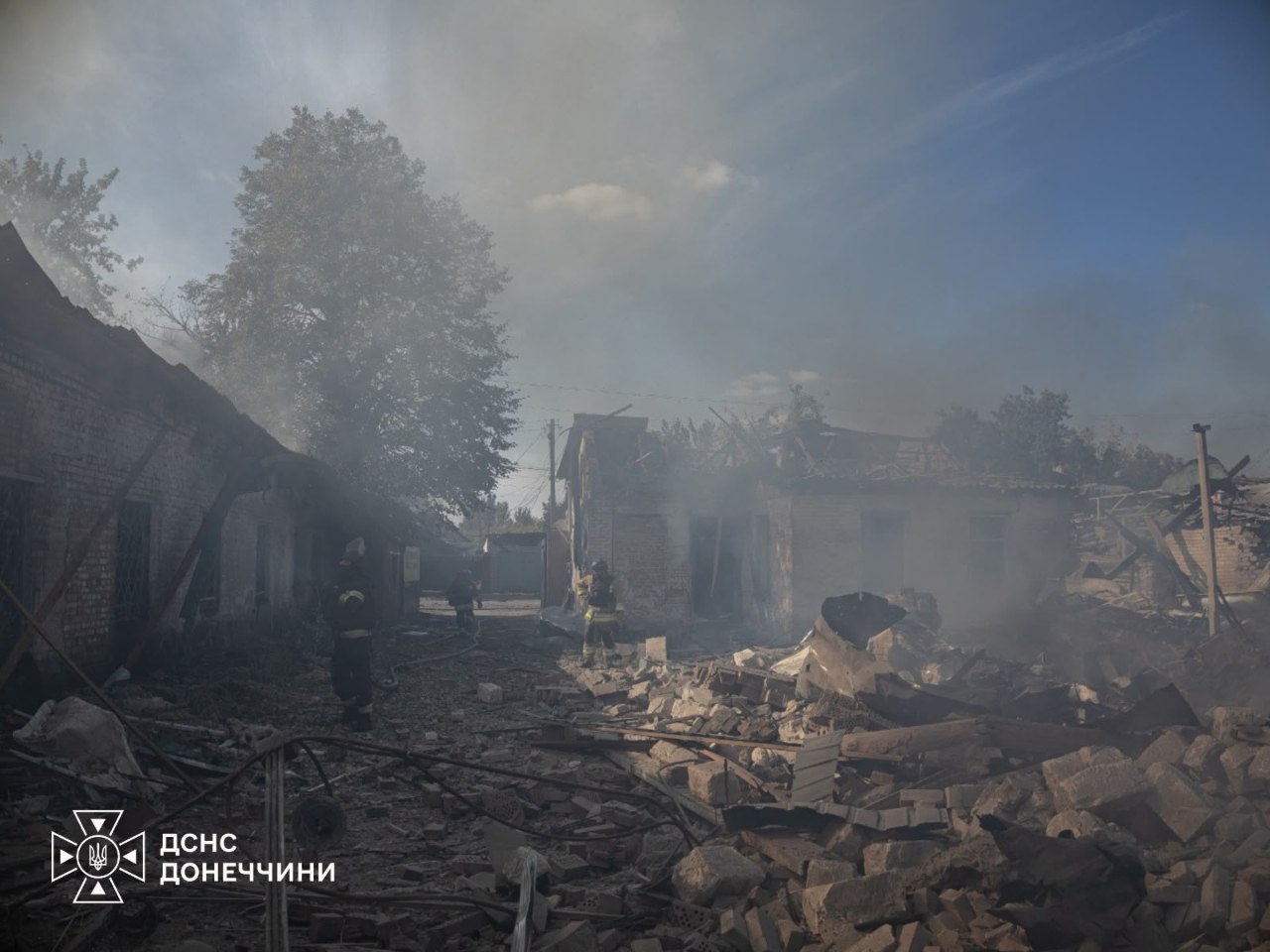 Донеччина: рятувальники витягли людину з завалів