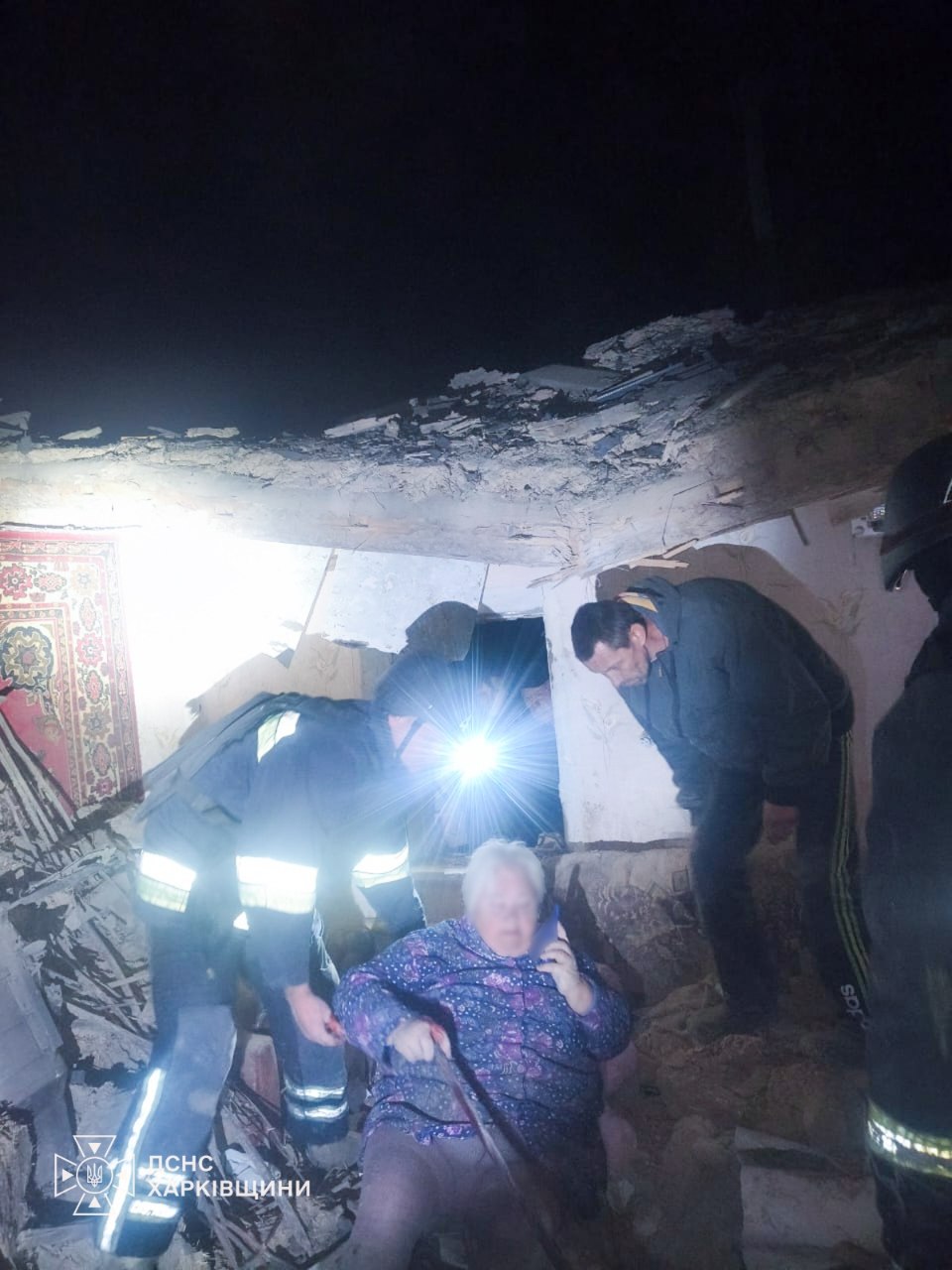 Рятувальники дістали з-під завалів 75-річну жінку