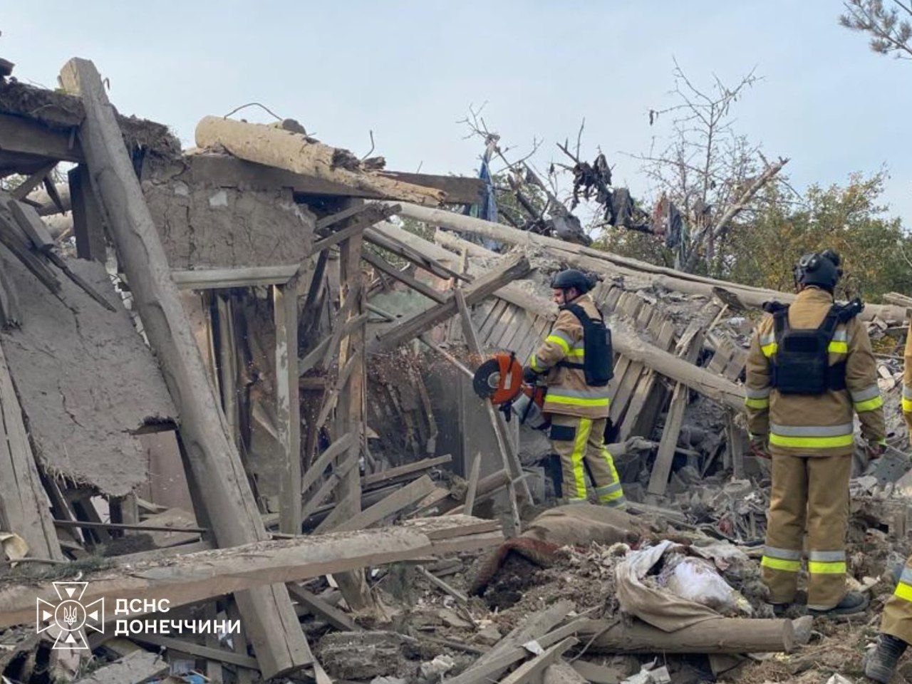 Авіаудар по Донеччині: вилучили фрагменти тіла