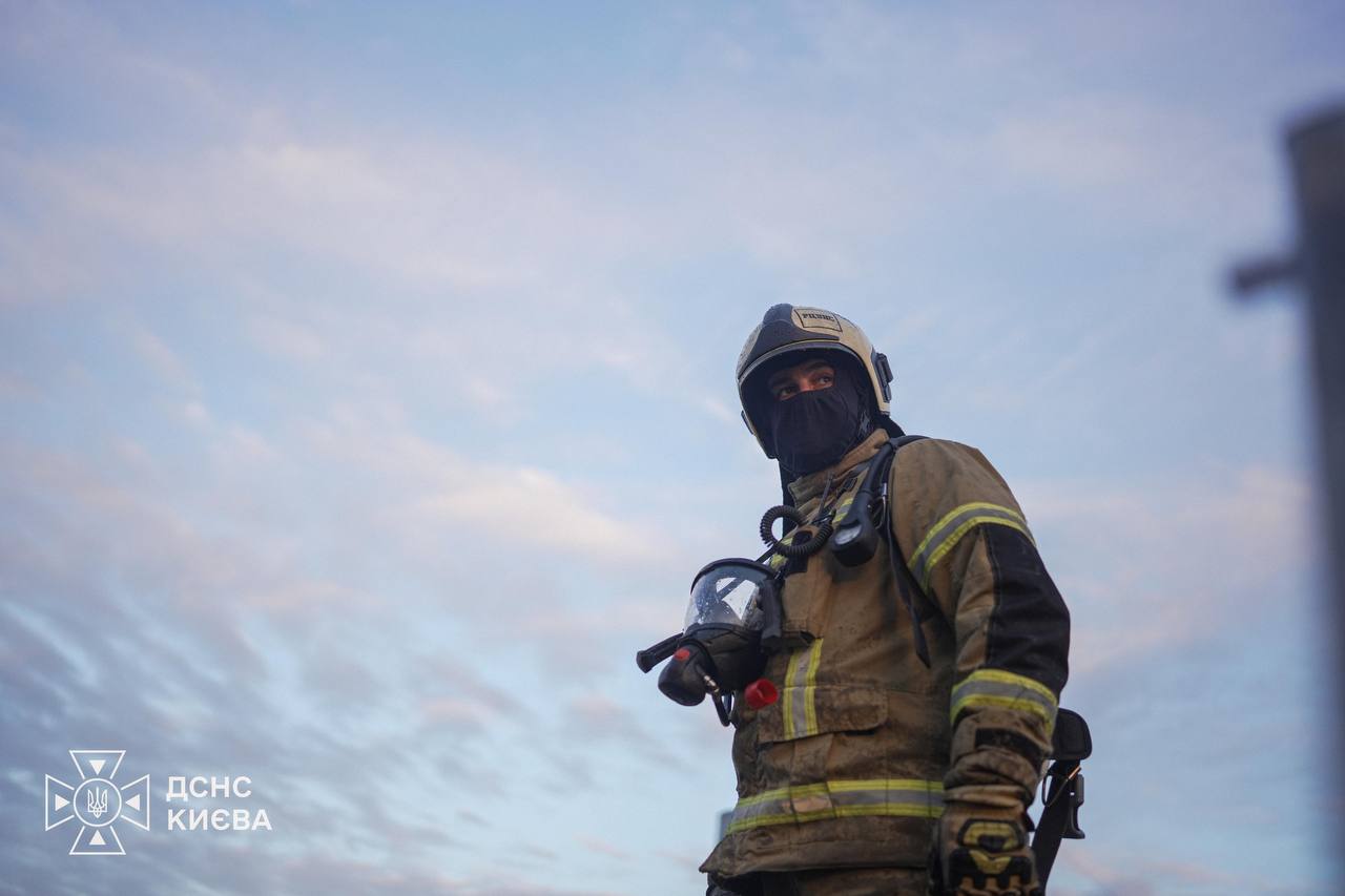 Рятувальники ліквідували наслідки обстрілу Києва