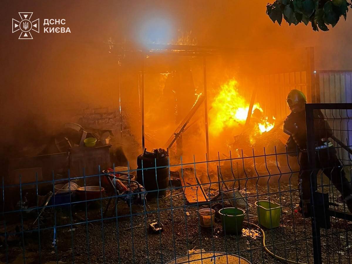 Обстріли РФ: пожежа в приватному секторі Києва