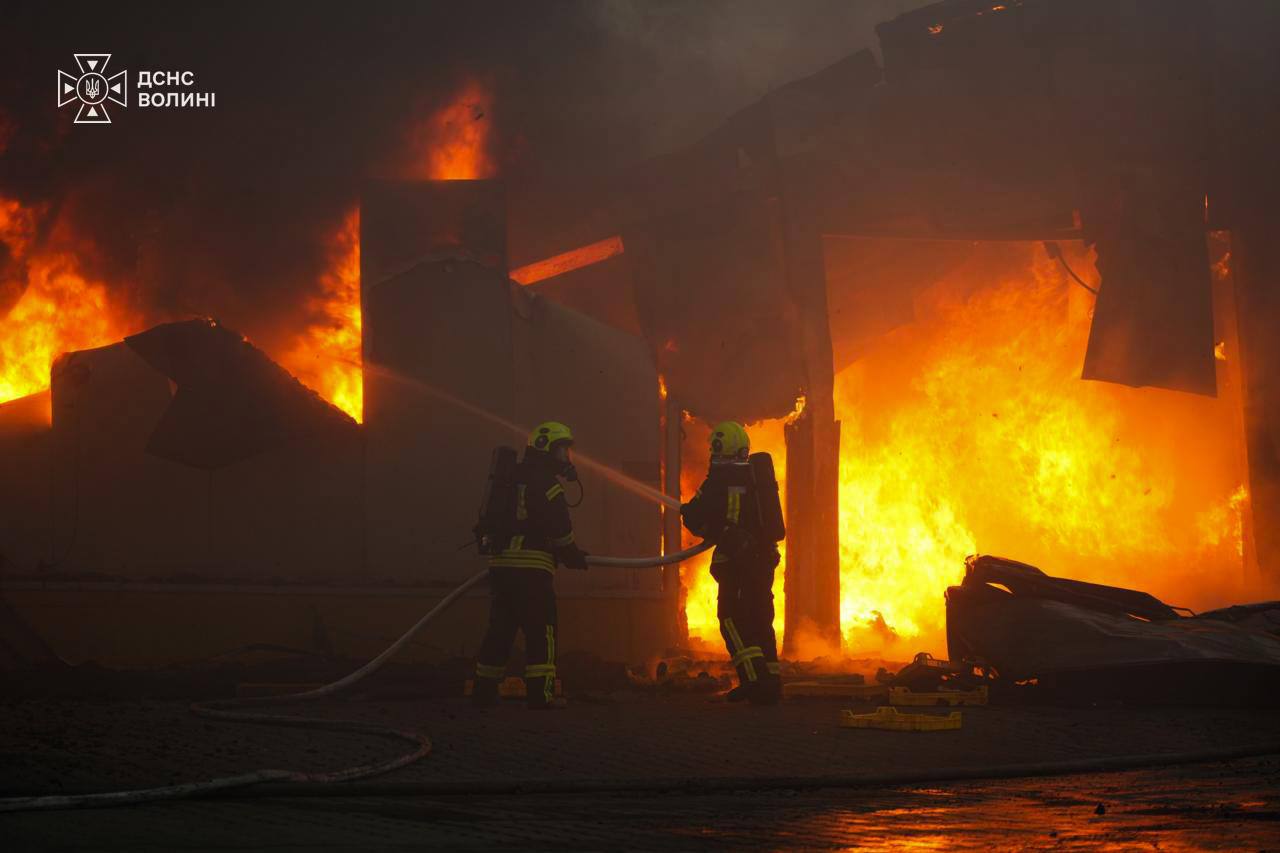 Рятувальники ліквідовують пожежу на Волині